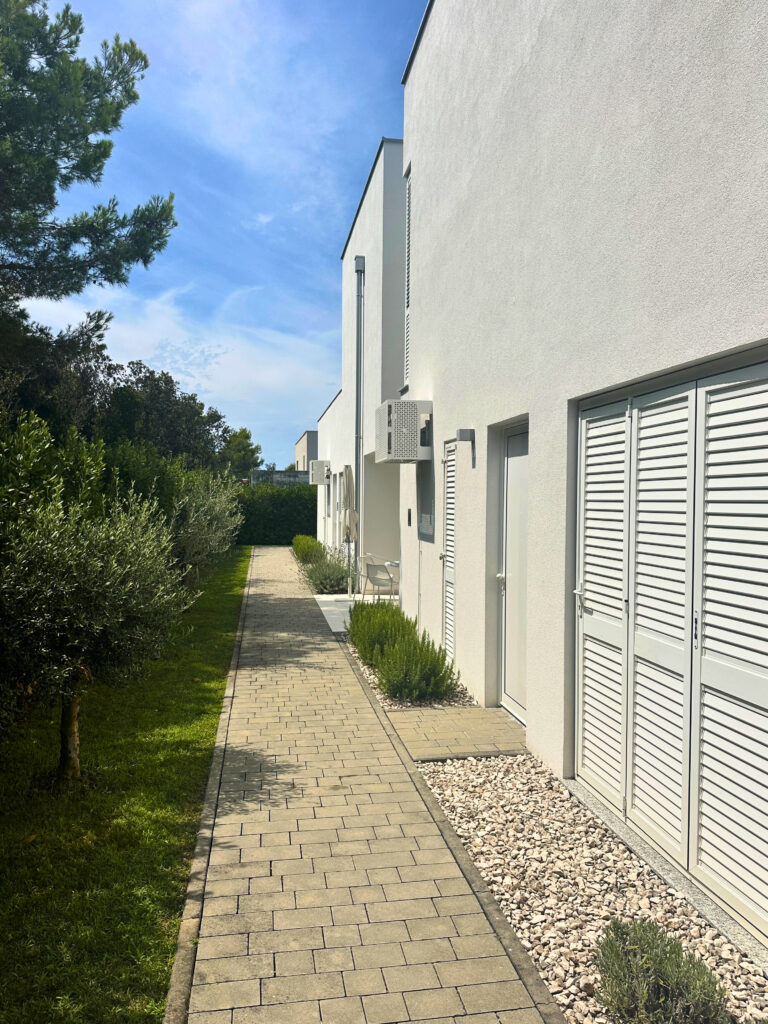 Apartmajsko naselje v Dalmaciji - Triangle White